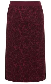 Baumwoll-Rock in Bordeauxrot mit schwarzem floralen Muster, elastischem Bund, knielang, gerade geschnitten, weicher Stoff, elegante Optik, keine sichtbaren Verschlüsse oder Verzierungen.