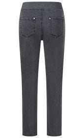 Dunkelgraue Jeanshose von hinten mit elastischem Bund, zwei aufgesetzten Gesäßtaschen mit Nieten, geradem Bein und sichtbaren Nähten, ohne Gürtel und ohne Knöpfe.