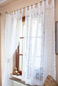 Transparenter weißer Vorhang mit Bambusmuster, 245x135 cm, an einer Gardinenstange befestigt, ein Teil des Vorhangs ist zur Seite gebunden, Fenster mit Holzrahmen, Fensterbank mit Deko-Gegenständen aus Naturmaterialien sichtbar