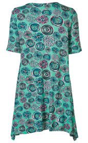 Viskose-Mix-Shirt in Türkis mit kurzärmligem, lockerem Schnitt, Rückansicht, buntes Muster aus Kreisen und Punkten in Blau, Weiß, Schwarz, Pink, asymmetrischer Saum