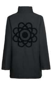 schwarze Baumwoll-Jacke mit Stehkragen, Rückseite mit großem, schwarzen, floralen Samt-Applikations-Design, lange Ärmel, gerade geschnitten, ohne sichtbare Verschlüsse, isoliert auf weißem Hintergrund