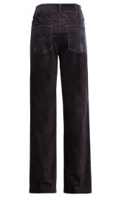 Baumwoll-Hose aus dunkelgrauem Cordstoff, gerade geschnitten, mit Gürtelschlaufen und zwei aufgesetzten Taschen auf der Rückseite, detailierter Ziernaht auf den Taschen, Vorderansicht ohne sichtbare Verschlüsse.