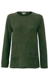 grüner Alpaka-Pullover mit Rundhalsausschnitt, langen Ärmeln, zwei aufgesetzten Taschen vorne, feiner Struktur, schlichtes Design, enganliegende Passform