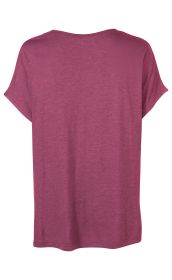 Rückansicht eines unifarbenen T-Shirts in dunklem Beerenton mit kurzem Ärmel und Rundhalsausschnitt, schlichtes Design ohne Aufdruck oder Muster, locker geschnitten, aus leichtem Stoff