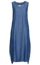 Ärmelloses, midilanges Lyocell-Trägerkleid in blau mit Rundhalsausschnitt, seitlichen Ziernähten und Kordelzug-Details an den Seiten mit silbernen Endkappen, gerader Saum.