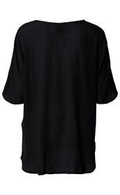 schwarze, locker geschnittene Viskose-Bluse mit kurzen Ärmeln, strukturierter Stoff, Rückenansicht, weiter Rundhalsausschnitt, leichte Transparenz, glatter Saumabschluss