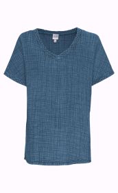 Blaue Baumwoll-Bluse mit kurzem Ärmel, V-Ausschnitt und feinem, kariertem Muster, leichte Struktur, legere Passform, einfaches Design, ideal für den Alltag und Sommer.