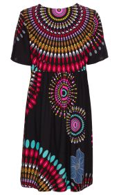 Schwarzes Viskose-Kleid mit kurzen Ärmeln, auffälligem buntem Muster in Pink, Rot, Türkis, Gelb und Blau, Rundhalsausschnitt, tailliert, knielang, mit mandalaartigen und floralen Motiven