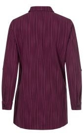 Baumwoll-Bluse in Dunkelrot mit dezentem Streifenmuster, lange Ärmel mit Manschetten und Knöpfen, Rückansicht, klassischer Hemdkragen, leicht taillierte Passform