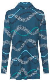 Langarmshirt in Blau mit Rollkragen, bedruckt mit wellenförmigen Mustern in Weiß, Schwarz, Hellblau und Türkis, Rückansicht