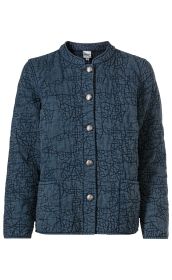 dunkelblaue Baumwoll-Jacke mit Steppmuster, mit dunklen grafischen Linien, Rundhalsausschnitt, silbernen Knöpfen vorne und zwei aufgearbeiteten Taschen, langärmlig, gerade geschnitten, Größe 38