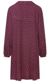 Damenkleid aus leichtem Stoff, bordeauxrot mit kleinem hellen geometrischem Muster, langärmlig mit Gummibündchen an den Ärmelenden, weiter Schnitt, Rückenansicht, mit umgelegtem Kragen