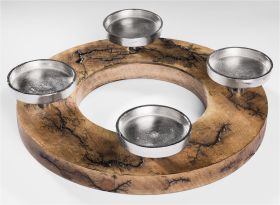 runde Holzscheibe mit vier erhöhten, runden silbernen Metallplatten, dekorative schwarze Maserungen auf dem Holz, Hohlraum in der Mitte, moderner Tisch- oder Wanddekoartikel