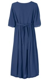 Dunkelblaues Viskose-Kleid mit Rundhalsausschnitt, halblangen, leicht ballonförmigen Ärmeln und Taillengürtel, rückwärtige Ansicht, knielang, leichter, strukturierter Stoff