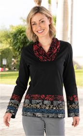 Frau trägt schwarzes Baumwoll-Shirt mit langem Arm, rotem Blumenmuster am Kragen und unteren Ärmelabschlüssen, sowie gemusterten breiten Streifen in Rot, Grau, Beige und Blau am Saum, graue Hose, steht draußen im Garten