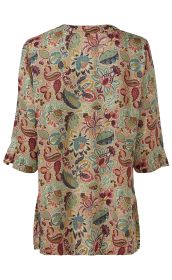 Rückansicht einer langärmligen Modal-Tunika mit buntem Blumen- und Blätter-Muster in Rot, Grün, Blau und Gelb auf hellem Hintergrund, Ärmelsaum mit kleiner Schlaufe und mittig eingesetzter Naht