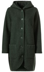 Dunkelgrüne Woll-Jacke mit Kapuze, langen Ärmeln, durchgehender Knopfleiste und zwei aufgesetzten Taschen vorne, leicht taillierte Form, mittellang