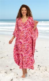Frau am Strand trägt bunten Viskose-Kaftan mit pink-rotem Muschel-Muster, lang, locker sitzend, V-Ausschnitt, schulterlang, barfuß, Hintergrund Meer und blauem Himmel