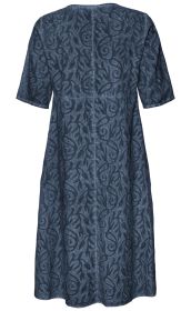 Dunkelblaues Baumwoll-Kleid mit halblangen Ärmeln, ausgestelltem Schnitt und floralem, samtigem Muster, Rückansicht.