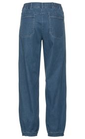 Rückansicht einer blauen Lyocell-Hose mit elastischem Bund, aufgesetzten Gesäßtaschen, geradem Schnitt, lockerer Passform und elastischen Bündchen am Beinabschluss