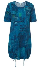 Baumwoll-Kleid in Blau mit schwarzen und grünen abstrakten Mustern, Rundhalsausschnitt, kurzen Ärmeln, geradem Schnitt und Kordelzügen am Saum zum Verstellen der Weite