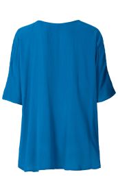 Viskose-Bluse in kräftigem Blau, locker geschnitten mit halblangen Ärmeln, dezenter Struktur, Rückenansicht, leicht fallender Saum, minimalistisches Design ohne Muster oder Verzierungen