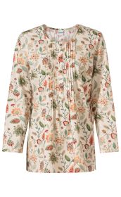 Baumwoll-Bluse mit langem Arm, cremefarbenem Grund, floralem Muster in Grün, Orange und Rot, Rundhals, Knopfleiste vorne mit kleinen Holzknöpfen, leichte Falten im Brustbereich