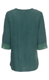 Dunkelgrüne Viskose-Bluse mit 3/4-langen Ärmeln, Rückenansicht, Saum gerade, Ärmelenden mit gehäkelter Spitzenborte in gleicher Farbe, schlicht und elegant, locker fallend