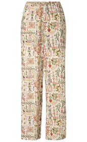 Viskose-Hose mit elastischem Bund, gerade geschnitten, weiße Grundfarbe mit buntem, abstraktem Muster in Rot, Grün, Beige und Blau, locker fallend, leichte Stoffstruktur, ohne Taschen oder sichtbare Verschlüsse