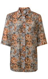 Viskose-Mix Bluse mit kurzem Ärmel, durchgehender Knopfleiste, spitzem Kragen und floralem Muster in Beige, Braun und Grau auf hellgrauem Hintergrund
