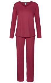 Baumwoll-Schlafanzug in Bordeauxrot, langärmeliges Oberteil mit V-Ausschnitt und dekorativer Schlaufe, lange gerade Hose, schlichtes Design, weiches Material, komfortabel und gemütlich für die Nacht.