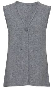 graue Yak-Mix-Weste aus grob gestricktem Material mit V-Ausschnitt, ohne Ärmel, einfarbig mit feinen dunklen und blauen Sprenkeln, mittig ein grauer Knopf als Verschluss, gerade geschnitten