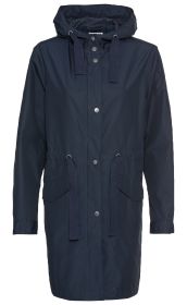 Dunkelblaue Baumwoll-Jacke mit Kapuze, Kordelzügen am Kragen und Taillenzug, Druckknöpfen vorne, zwei großen Taschen mit Klappen, lange Ärmel, knielang, gerade geschnitten