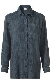 Dunkelblaue Baumwoll-Bluse mit feinem Karomuster, Knopfleiste vorne, Hemdblusenkragen, Brusttasche links, lange Ärmel mit Riegel zum Krempeln und Knopfverschluss, lockere Passform
