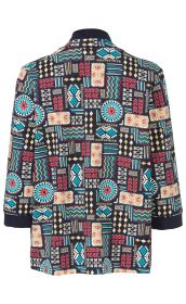 Baumwoll-Jacke Rückansicht mit dreiviertellangen Ärmeln, dunkelblauem Grund und buntem grafischem Muster in Rot, Beige, Türkis und Weiß, mit kontrastierendem dunkelblauem Kragen und Ärmelabschlüssen.