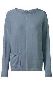 Hellblauer Baumwoll-Mix-Pullover mit Rundhalsausschnitt, langen Ärmeln und einer kleinen aufgesetzten Tasche auf der Vorderseite links, gerade geschnitten.
