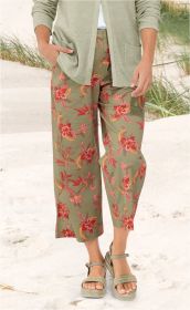 Baumwoll-Mix-Hose in khaki mit weitem Bein und floralem Muster in rot, pink und gelb, kombiniert mit grünem Strickcardigan, Pop-up-Sandalen mit geflochtenem Riemen, Strand und Dünen im Hintergrund