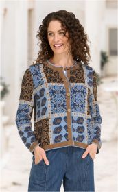 Frau trägt Baumwoll-Mix-Jacke mit blau-braunem floralen Karomuster, Knopfleiste und Rundhalsausschnitt, kombiniert mit blauen Jeans, Hände in den Taschen, lockige braune Haare, lächelnd, unscharfer heller Hintergrund.