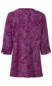 Rückansicht einer violetten Viskose-Bluse mit drei Viertel Ärmeln, pink-rotem Blumenmuster und kleinem Schlitz am Ärmelabschluss