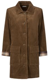 Braune Cordjacke mit Knöpfen, umgeschlagenem Kragen, zwei großen aufgesetzten Taschen vorne und kariertem Innenfutter an den hochgekrempelten Ärmelenden
