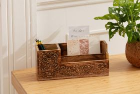 Ornamentierter Holz Ordnungshalter mit Fächern für Stifte und Notizen auf einem hellen Holztisch neben einer grünen Pflanze in dekorativem Topf