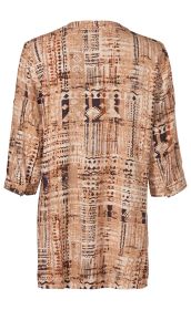 Rückenansicht einer Viskose-Bluse mit dreiviertelärmel, beige-braun gemustert mit abstrakten geometrischen Formen und Linien, lockere Passform, Manschetten mit Knopf an den Ärmeln, leichter fallender Stoff