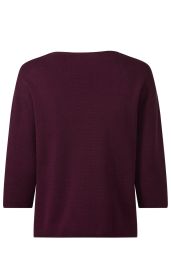 Baumwoll-Pullover in dunklem Aubergine, Rückansicht, locker geschnitten, mit 3/4-langen Ärmeln, schlicht und fein gestrickt, ohne Muster oder Verzierungen, gerader Saumabschluss