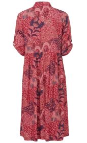 Rückansicht eines knielangen Viskose-Kleids mit halblangen Ärmeln, in Rot- und Rosa-Tönen mit abstraktem, floral- und animalisch inspiriertem Muster, Taillierung und umgeschlagenem Kragen.