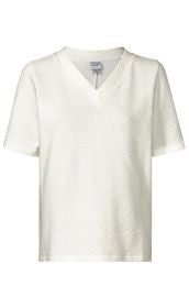 Baumwoll-Mix-Shirt in Weiß mit V-Ausschnitt, kurzen Ärmeln und feiner Strukturierung im Stoff, schlichtes Design ohne Muster oder Applikationen.