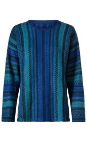 Blauer Alpaka-Pullover mit langen Ärmeln, feiner Strickstruktur und vertikalen Streifen in verschiedenen Blautönen und dunklem Grün, Rundhalsausschnitt, angenehme, leichte Wollqualität, klassische Passform.