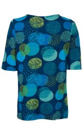 Rückansicht eines Viskose-Shirts mit kurzen Ärmeln, dunkelblauem Hintergrund und großflächigem Muster aus Kreisen in verschiedenen Blau- und Grüntönen mit unterschiedlichen Strich- und Punktmustern