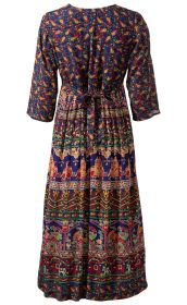 Rückenansicht eines Viskose-Kleids mit dreiviertel Ärmeln, Taillengürtel zum Binden, farbenfrohem, ethnisch inspiriertem Muster mit Elefanten und floralen Elementen in Blau, Rot, Grün und Orange