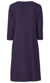 dunkellila Baumwoll-Kleid mit 3/4-Ärmeln, leicht strukturiert mit feinen horizontalen Streifen, Rückenansicht, knieumspielende Länge, gerade geschnitten, ohne Muster oder Applikationen