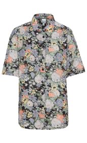 Viskose-Mix-Bluse, kurze Ärmel, durchgehende Knopfleiste, schwarzer Hintergrund mit floralem Muster in Weiß, Orange, Gelb, Helllila und Grün, klassischer Hemdkragen, lockere Passform
